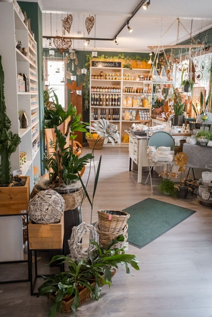 Gesamtansicht des Ladens mit Deko-Sortiment und natürlichen Materialien