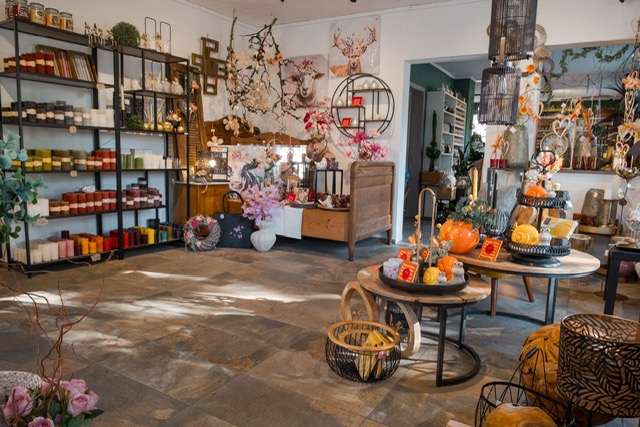 Innenansicht des Decoart'S mit herbstlicher Dekoration und Kürbissen auf Beistelltischen